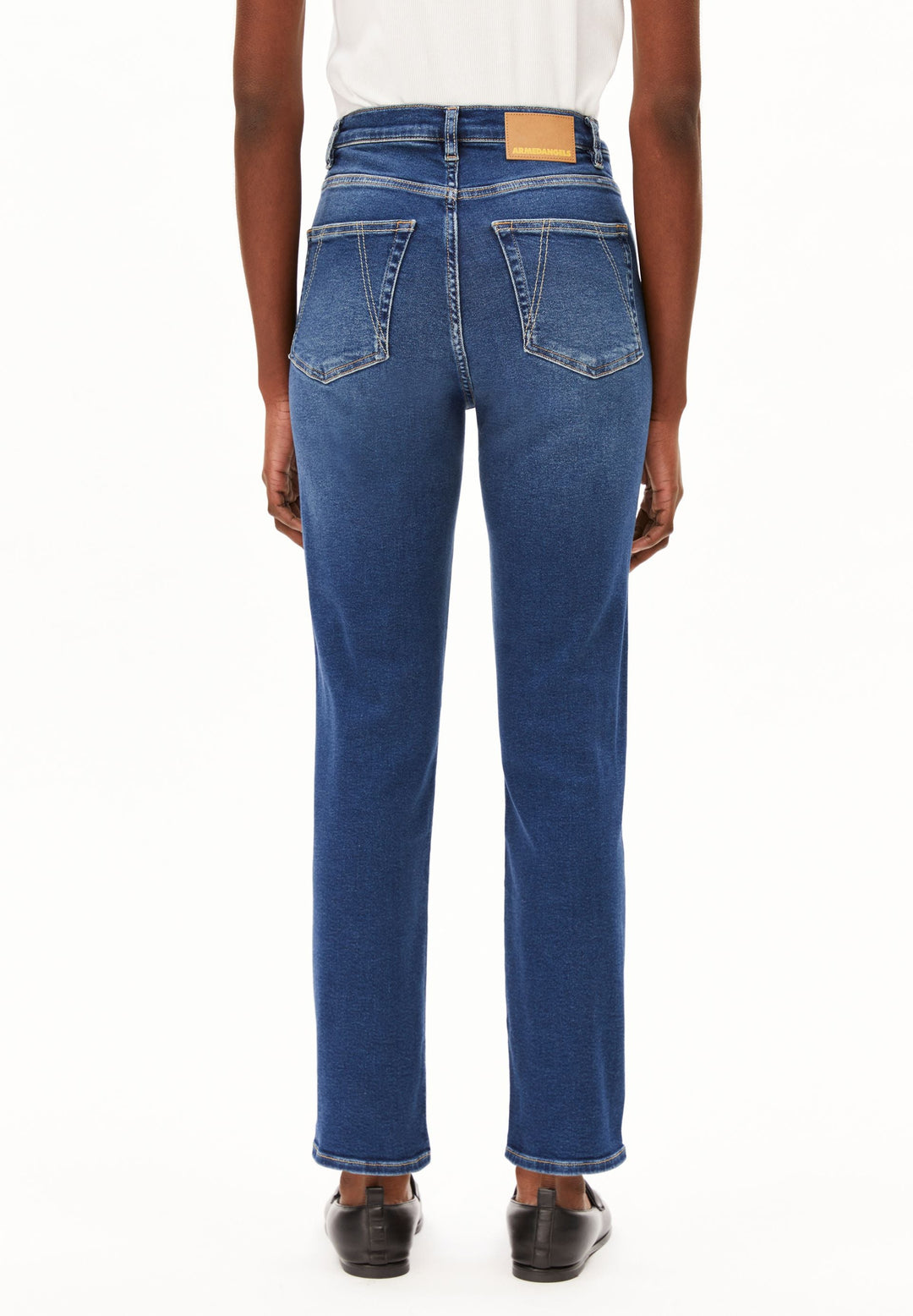 Jeans LEJAANI High Waist Slim Dk Indigo von Armedangels, Model von hinten