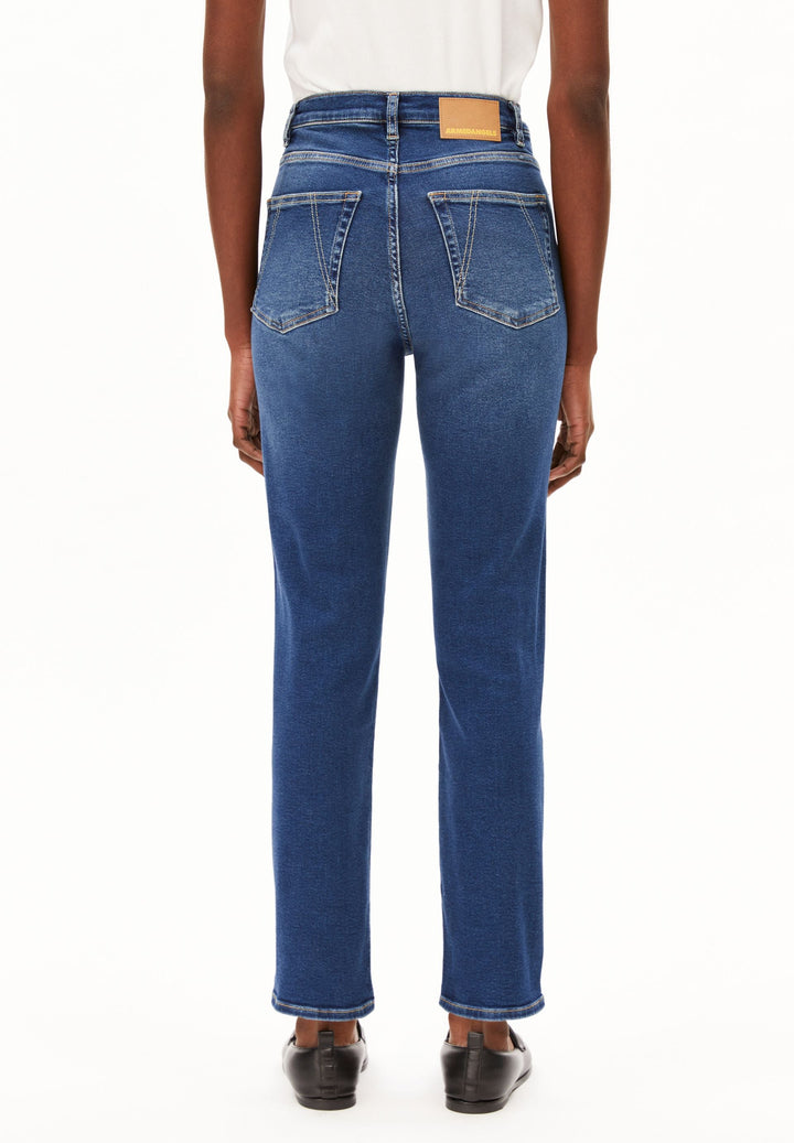 Jeans LEJAANI High Waist Slim Dk Indigo von Armedangels, Model von hinten