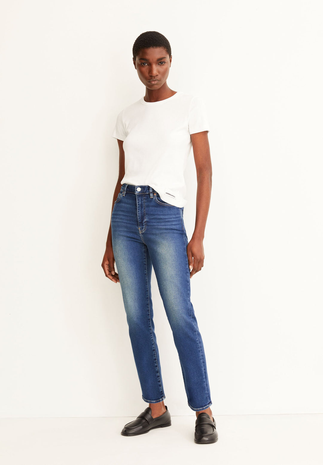 Jeans LEJAANI High Waist Slim Dk Indigo von Armedangels, Model im Look