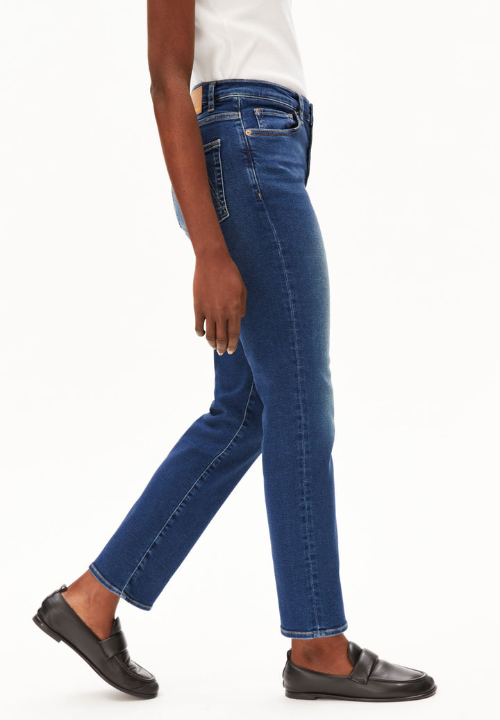 Jeans LEJAANI High Waist Slim Dk Indigo von Armedangels, Model seitlich