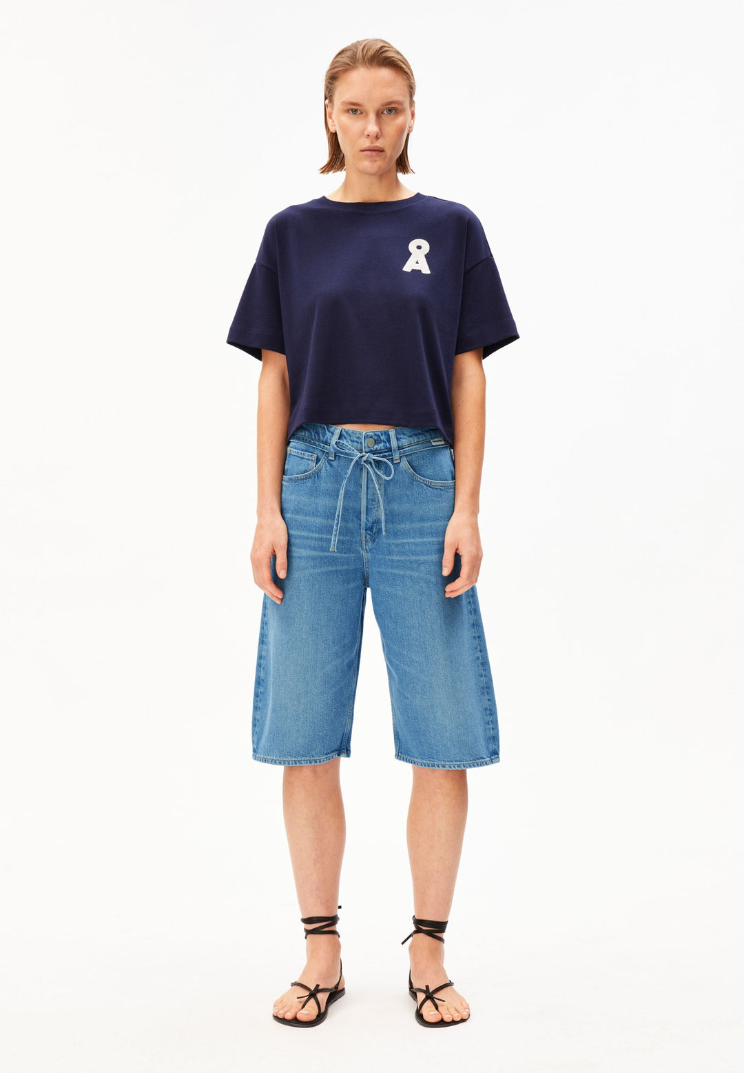 Jeans-Shorts DAANY Baggy Laguna von Armedangels am Model von vorne