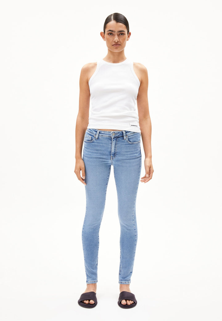 Jeans TILLAA Skinny Mid Waist in Dove von ARMEDANGELS, Nahaufnahme