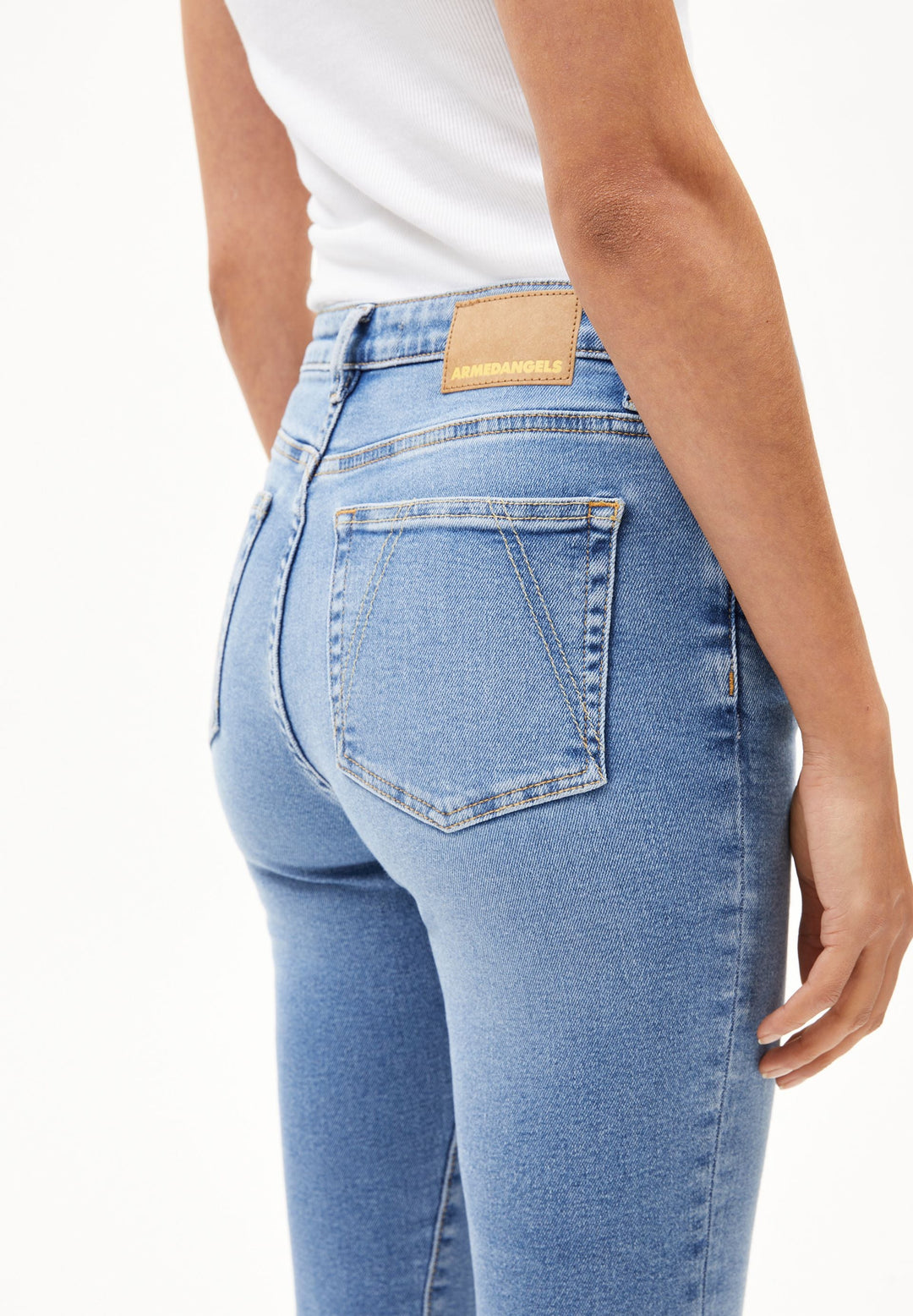 Jeans TILLAA Skinny Mid Waist in Dove von ARMEDANGELS, Detailansicht am Model