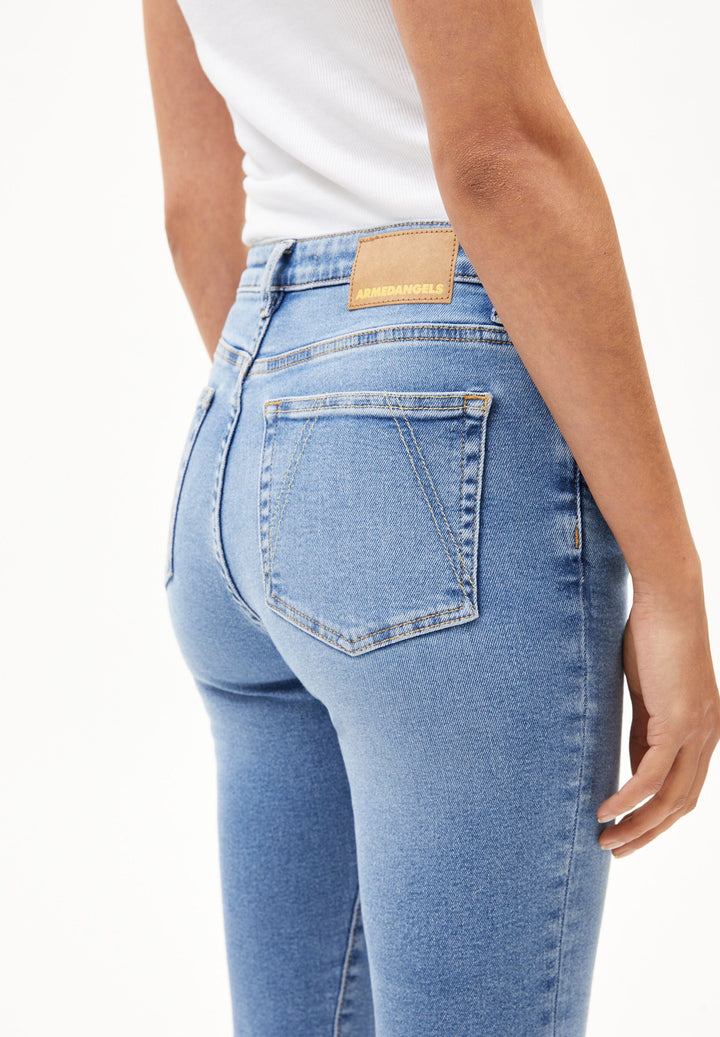 Jeans TILLAA Skinny Mid Waist in Dove von ARMEDANGELS, Detailansicht am Model