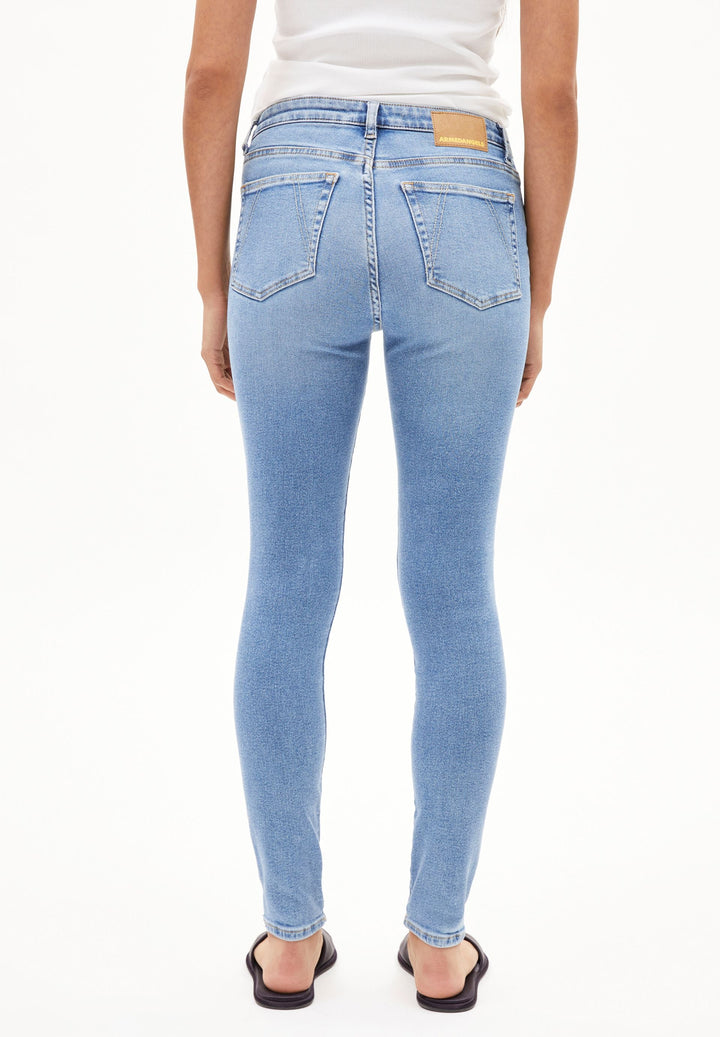 Jeans TILLAA Skinny Mid Waist in Dove von ARMEDANGELS, Seitenansicht am Model