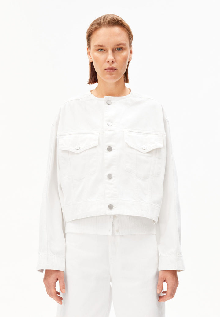 Jeansjacke Loose Denim Jacket Weiss von Armedangels Vorderansicht am Model