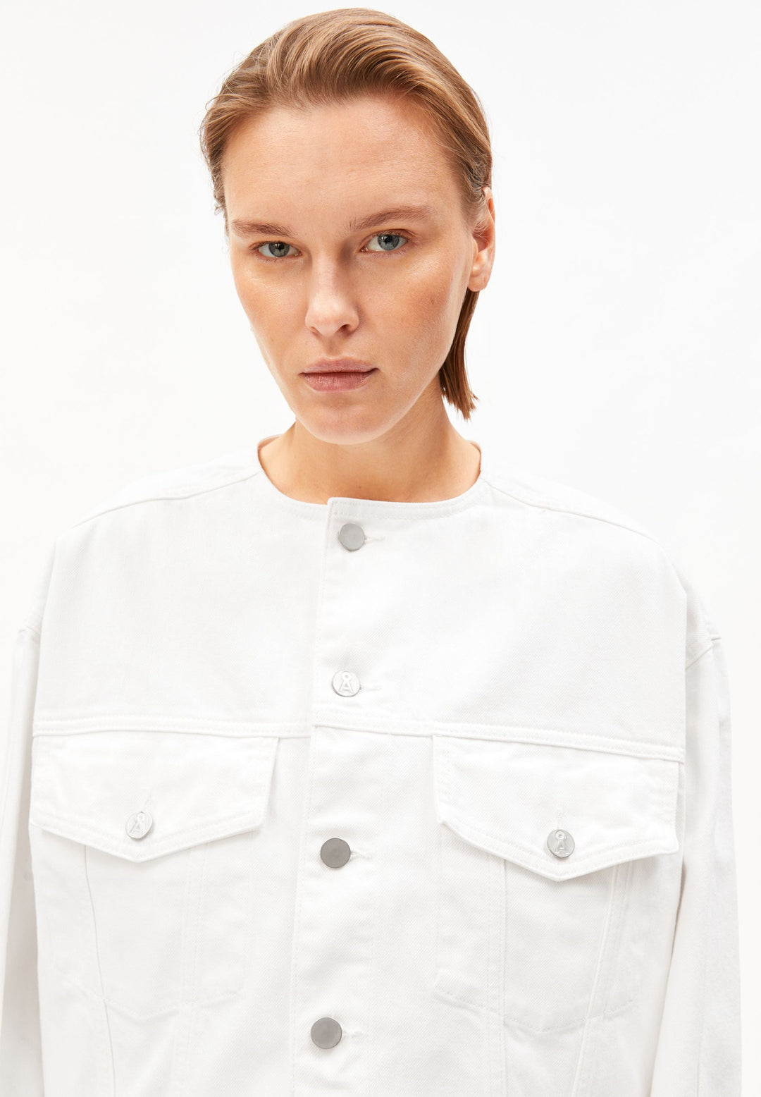 Jeansjacke Loose Denim Jacket Weiss von Armedangels Detail Brusttaschen