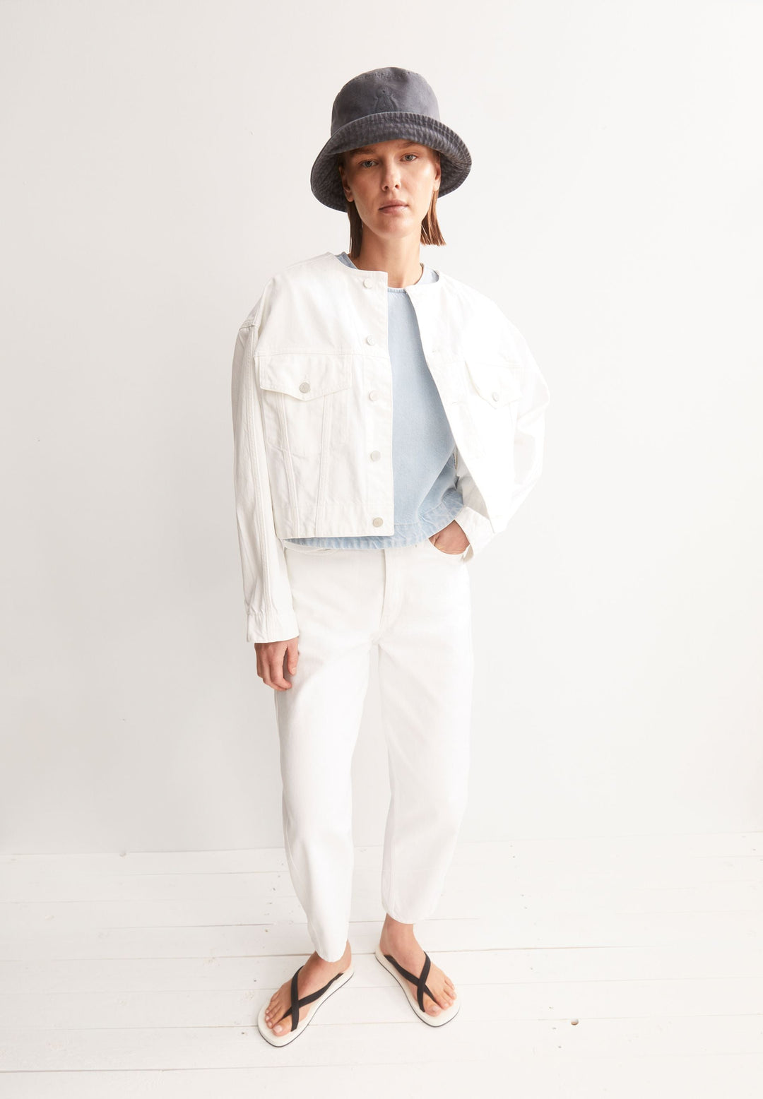 Jeansjacke Loose Denim Jacket Weiss von Armedangels kombiniert mit weisser Jeans