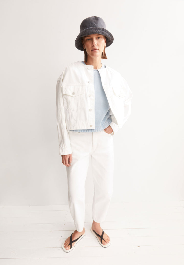 Jeansjacke Loose Denim Jacket Weiss von Armedangels kombiniert mit weisser Jeans
