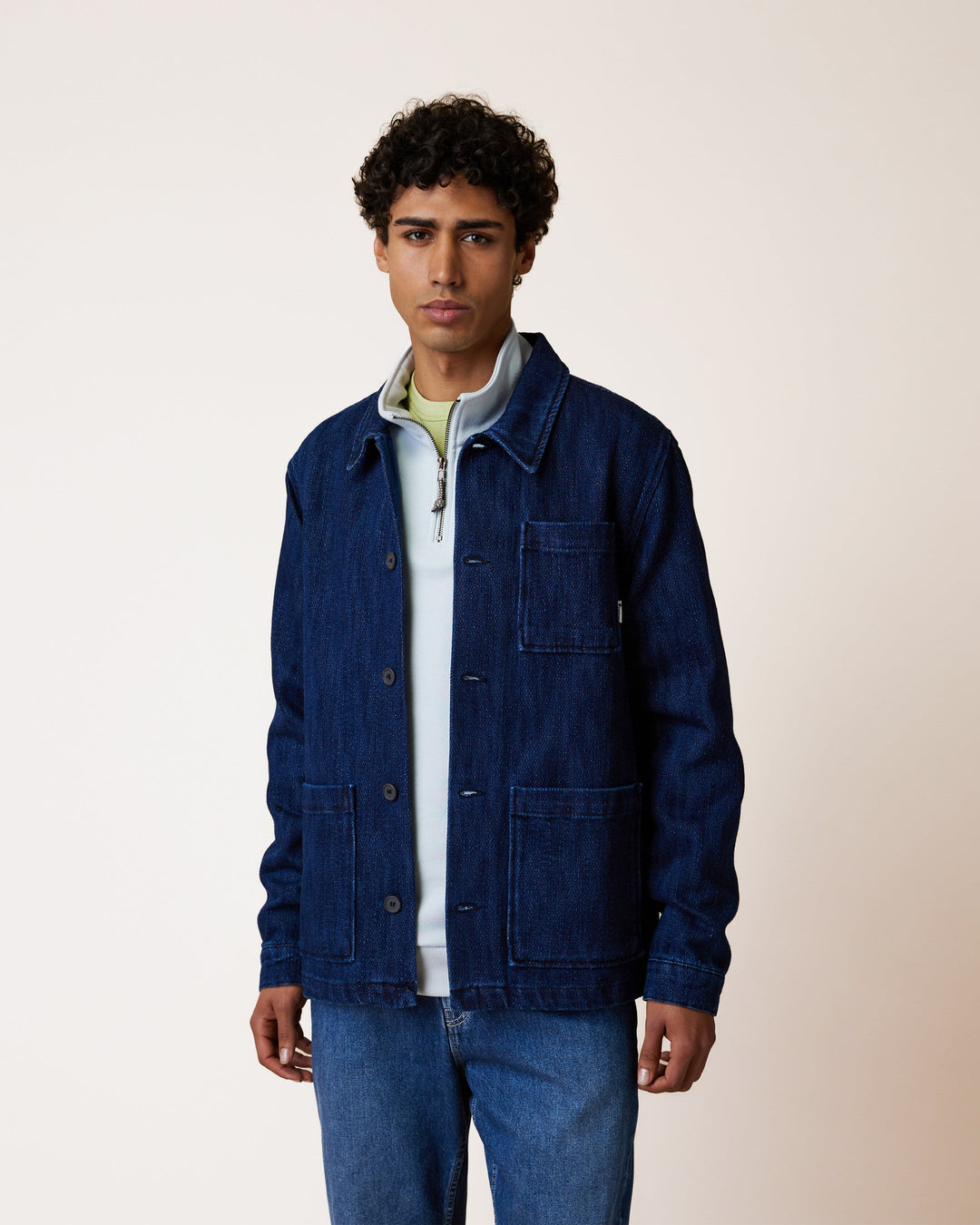 Jeansjacke Lorge Raw Denim von Faguo am Model