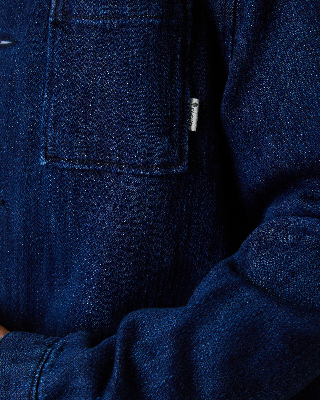 Jeansjacke Lorge Raw Denim von Faguo am Model