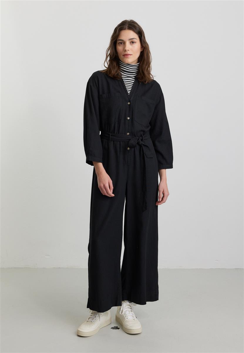 Jumpsuit Filaree in Schwarz von recolution, getragen von einem Model