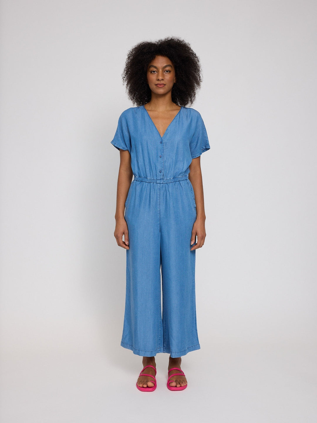 Jumpsuit Wide Leg Tencel Dark Blue Wash von Mazine am Model