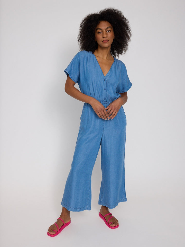 Jumpsuit Wide Leg Tencel Dark Blue Wash von Mazine seitlich am Model