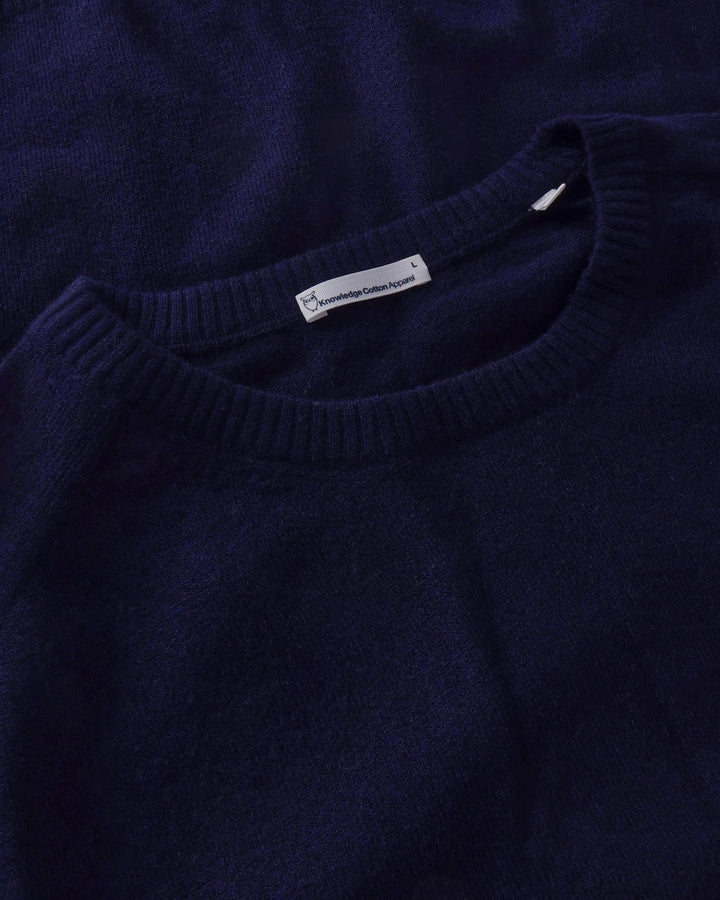 Lambswool Crew Neck Total Eclipse von KnowledgeCotton Apparel, Detail Kragen