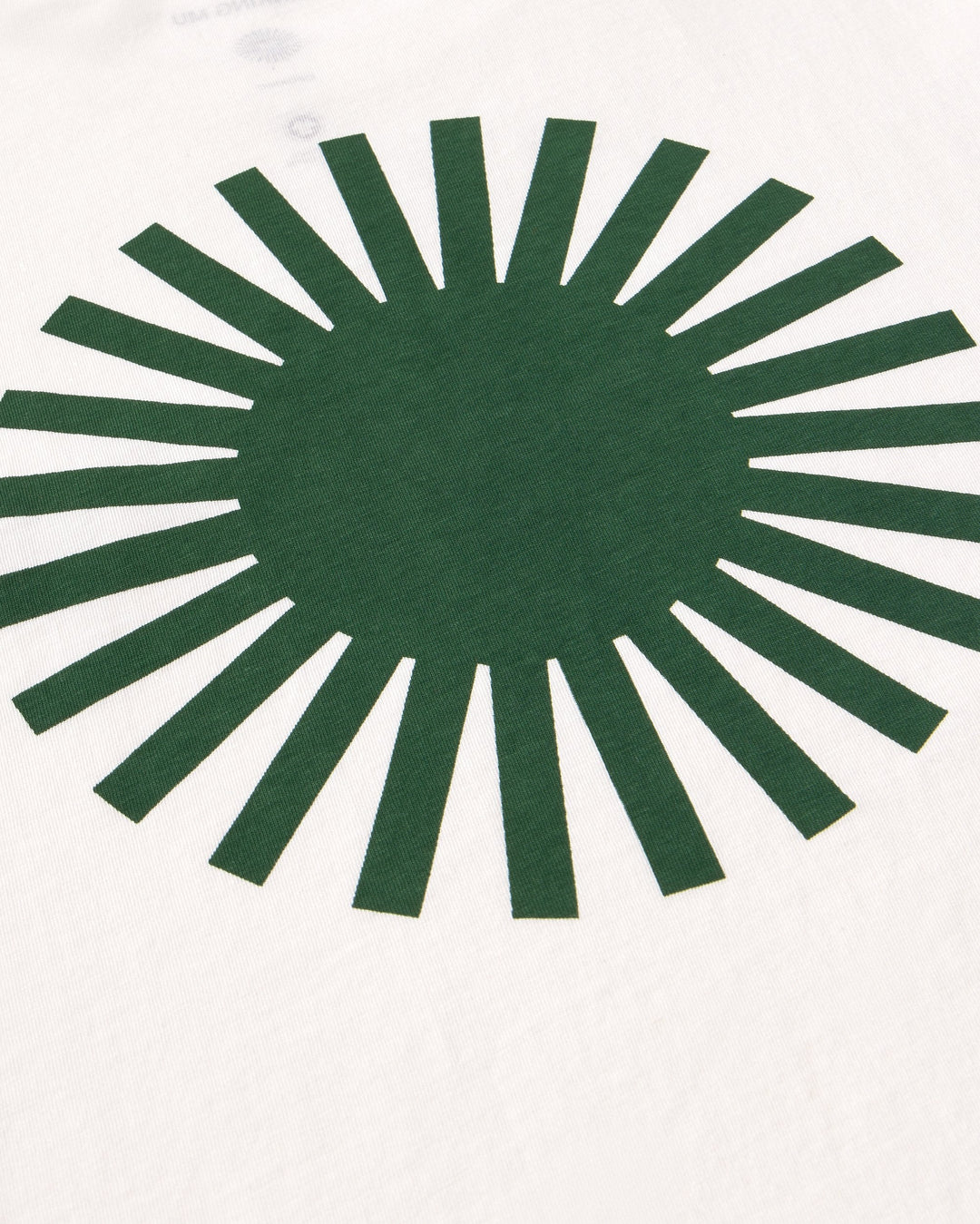 Langarmshirt Big Sol Weiss von Thinking MU, Nahaufnahme grüner Sonnen-Print