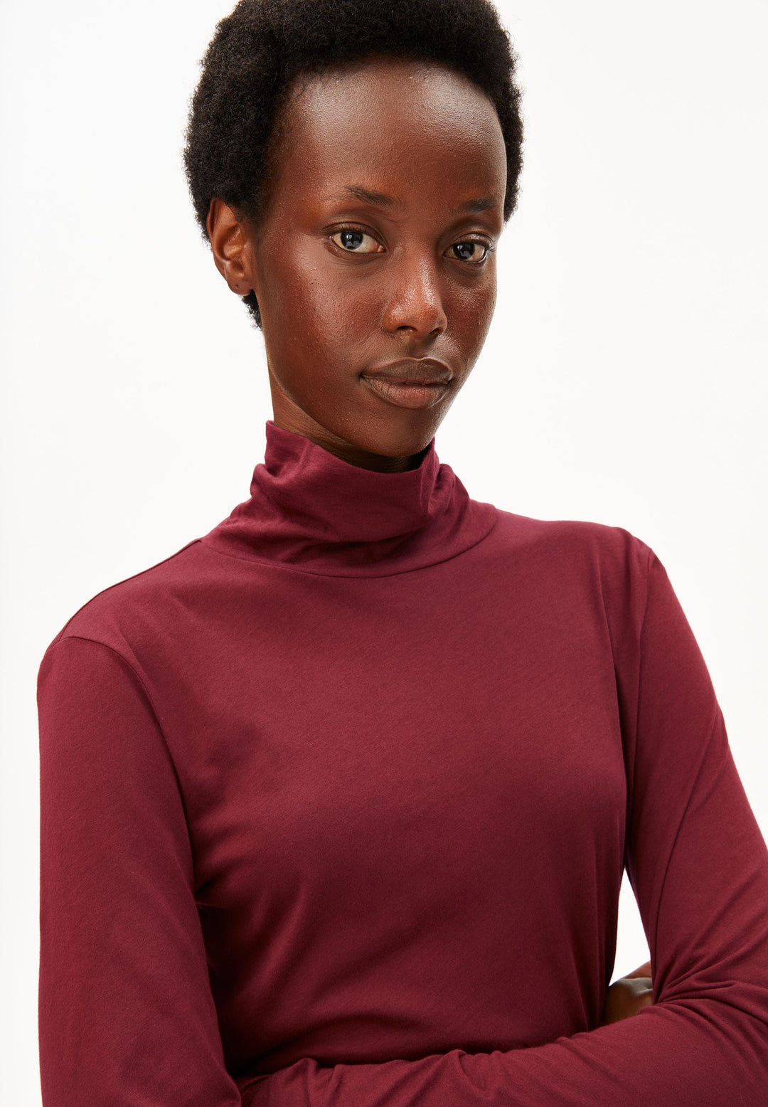 Langarmshirt GRAZILIANAA SOFT Rollkragen Velvet Red von Armedangels Detail Rollkragen