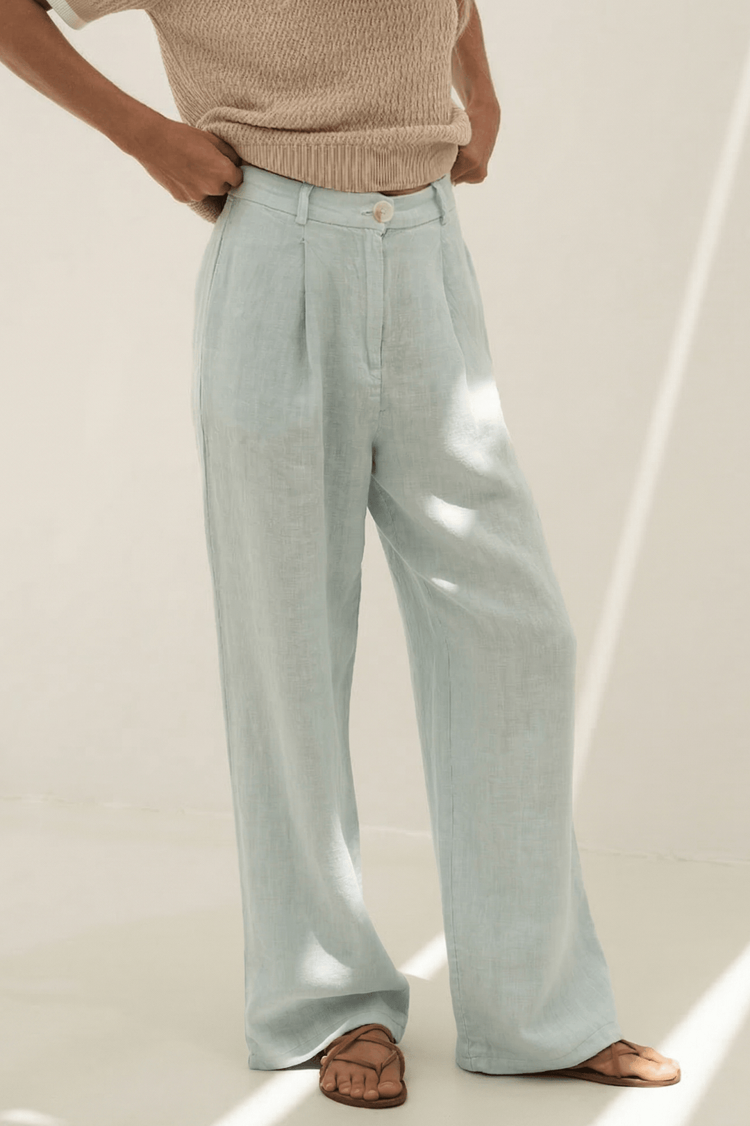 Leinenhose Mara Hellblau von NÄZ, Detail Bein und Bund
