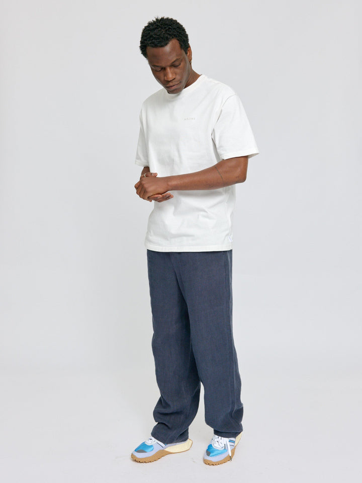 Leinenhose Pull-On Ink Blue von Mazine seitlich am Model