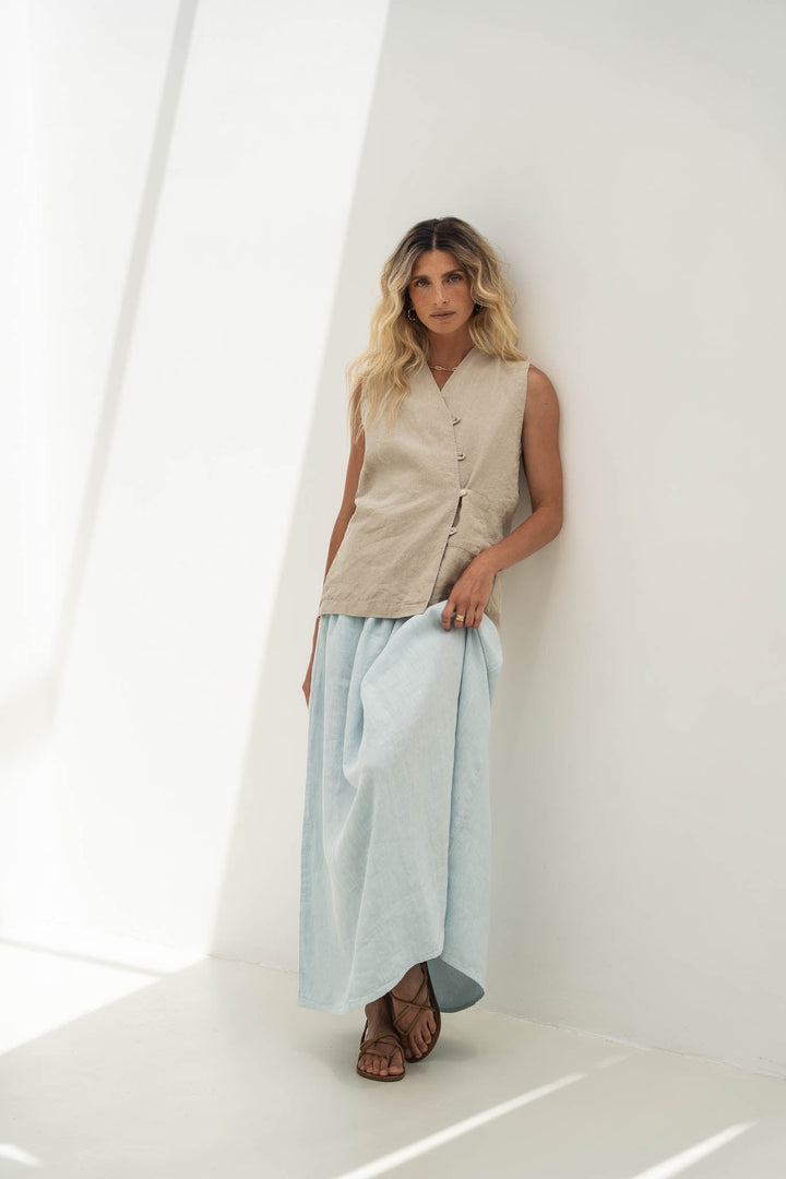 Langer Leinenrock Freya Hellblau von NÄZ, Model Ganzkörper