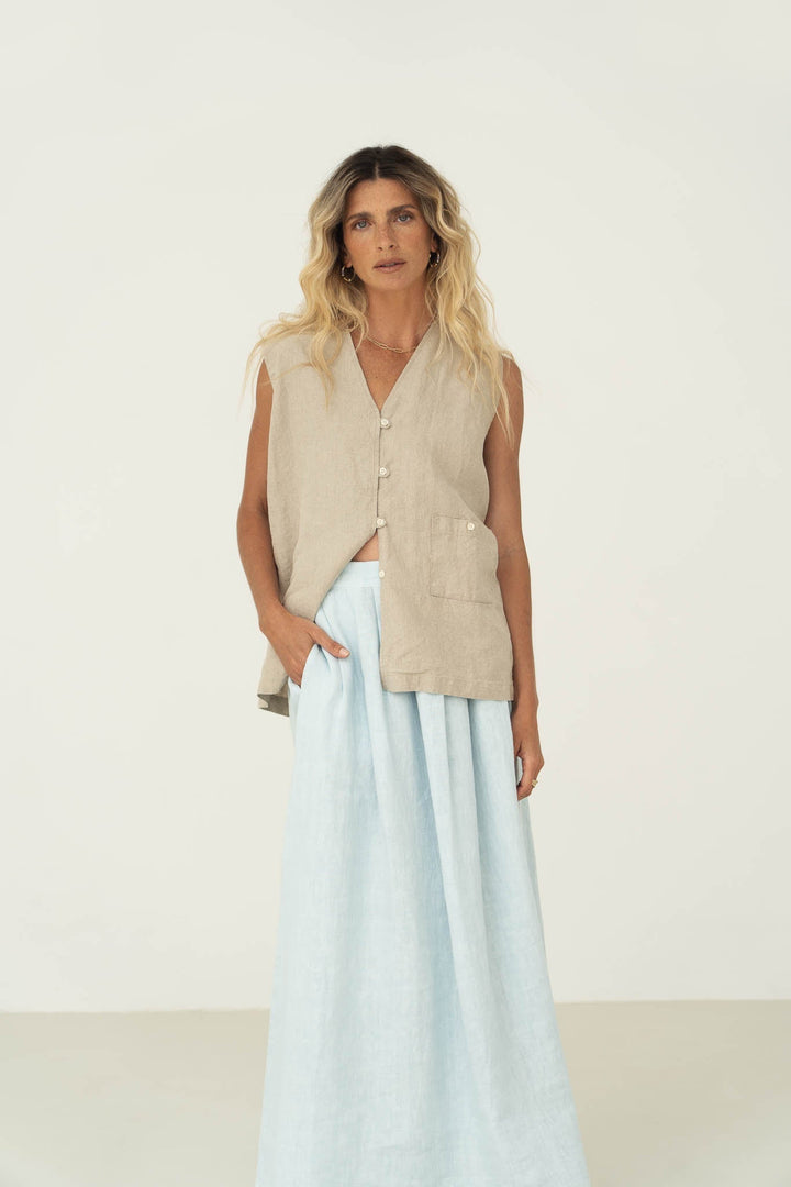 Langer Leinenrock Freya Hellblau von NÄZ, Model vorne