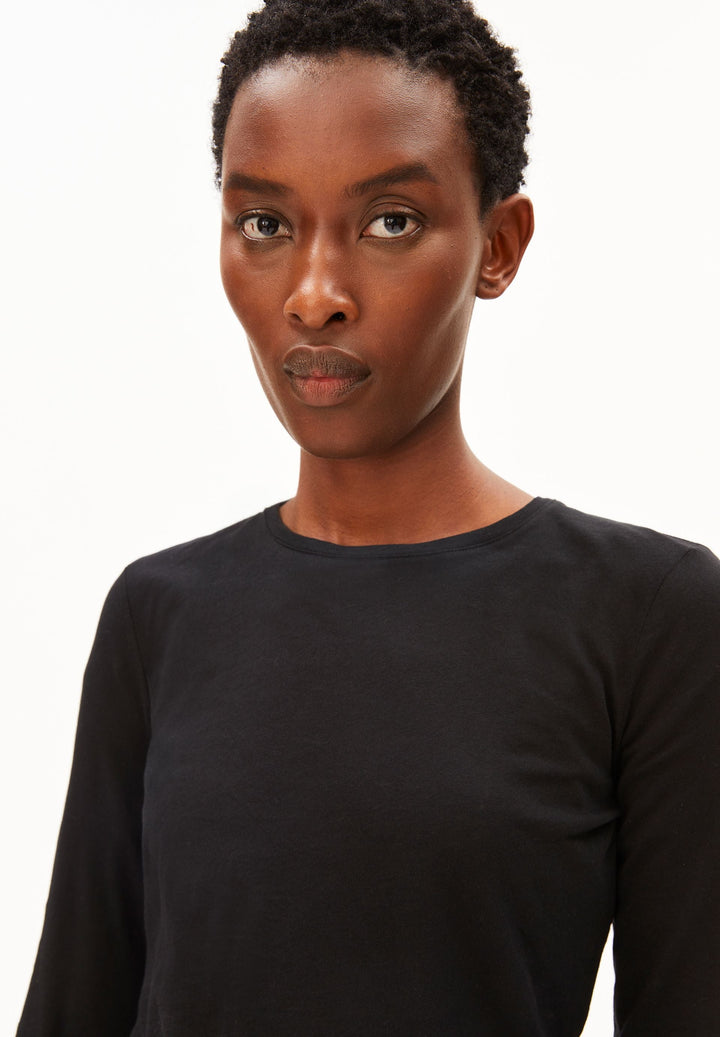 Longsleeve EINIAARA SOFT in Black von ARMEDANGELS, Detailansicht am Model