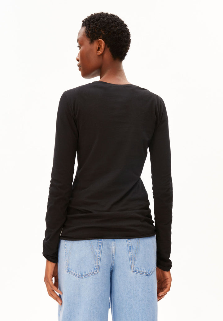 Longsleeve EINIAARA SOFT in Black von ARMEDANGELS, Seitenansicht am Model