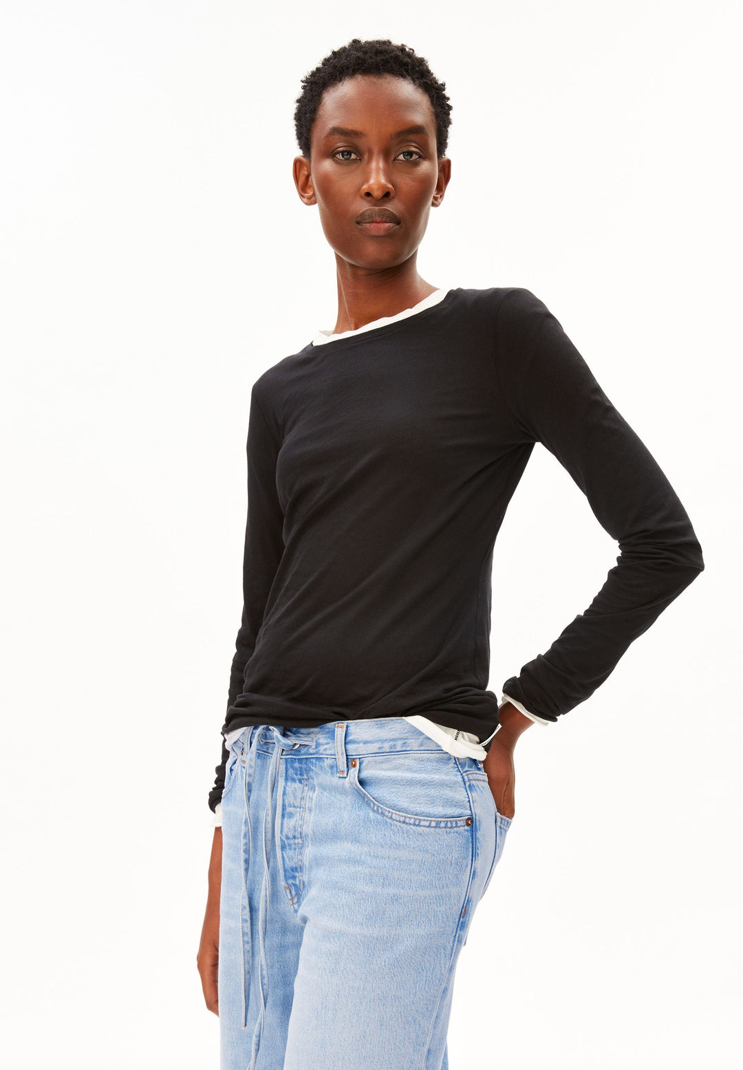 Model trägt Longsleeve EINIAARA SOFT in Black von ARMEDANGELS