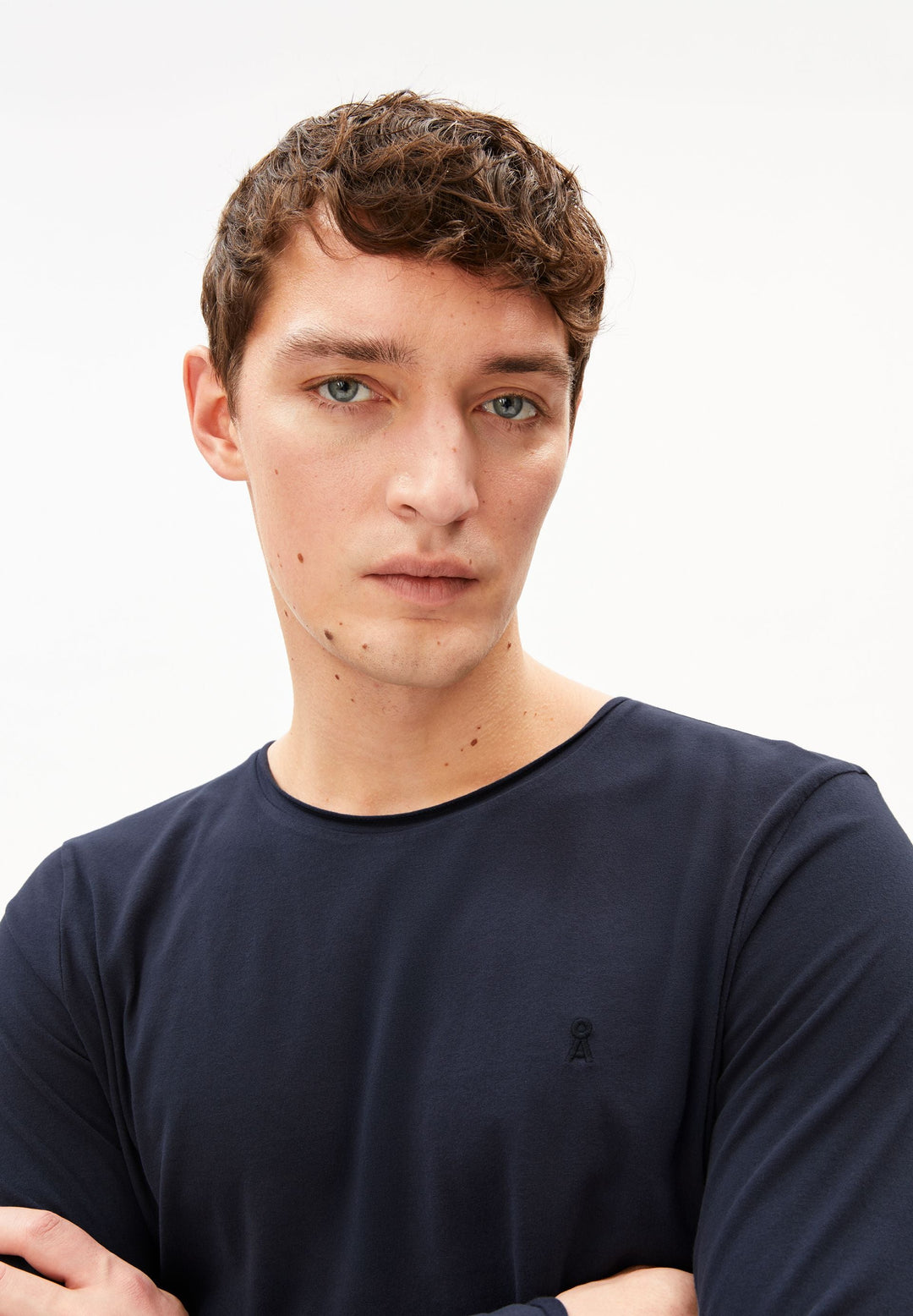 Longsleeve JAAMES BRUSHED in Night Sky von ARMEDANGELS, Detailansicht am Model
