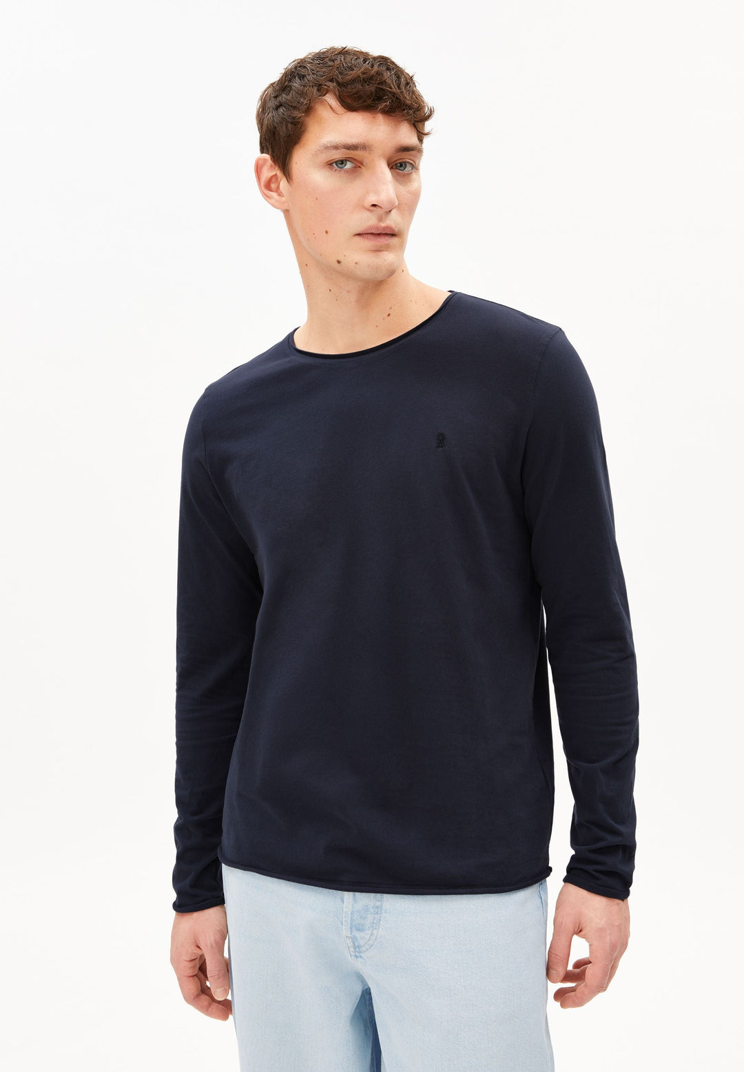 Model trägt Longsleeve JAAMES BRUSHED in Night Sky von ARMEDANGELS