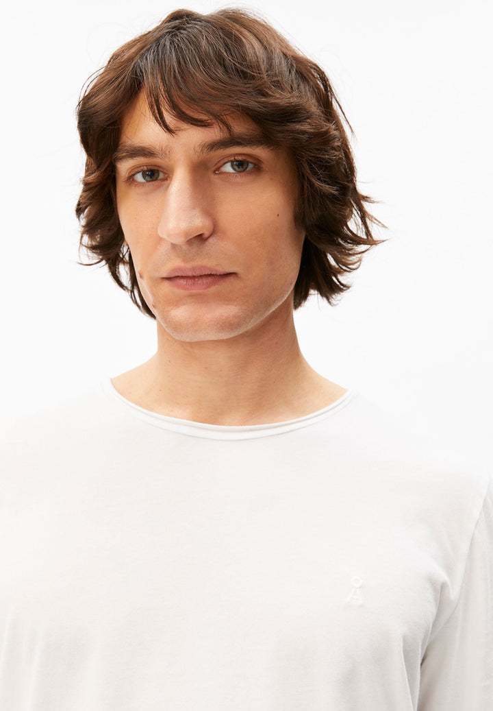 Longsleeve JAAMES BRUSHED in Weiss von ARMEDANGELS, Detailansicht am Model