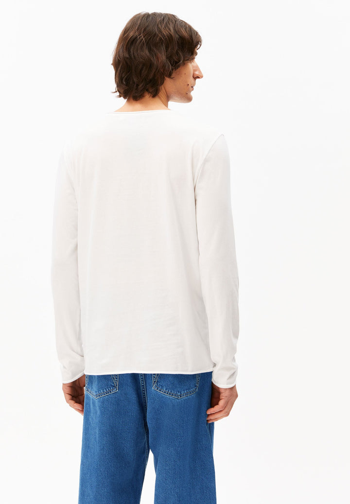 Longsleeve JAAMES BRUSHED in Weiss von ARMEDANGELS, Seitenansicht am Model