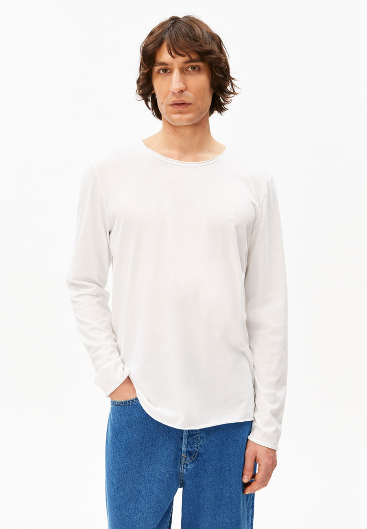 Model trägt Longsleeve JAAMES BRUSHED in Weiss von ARMEDANGELS