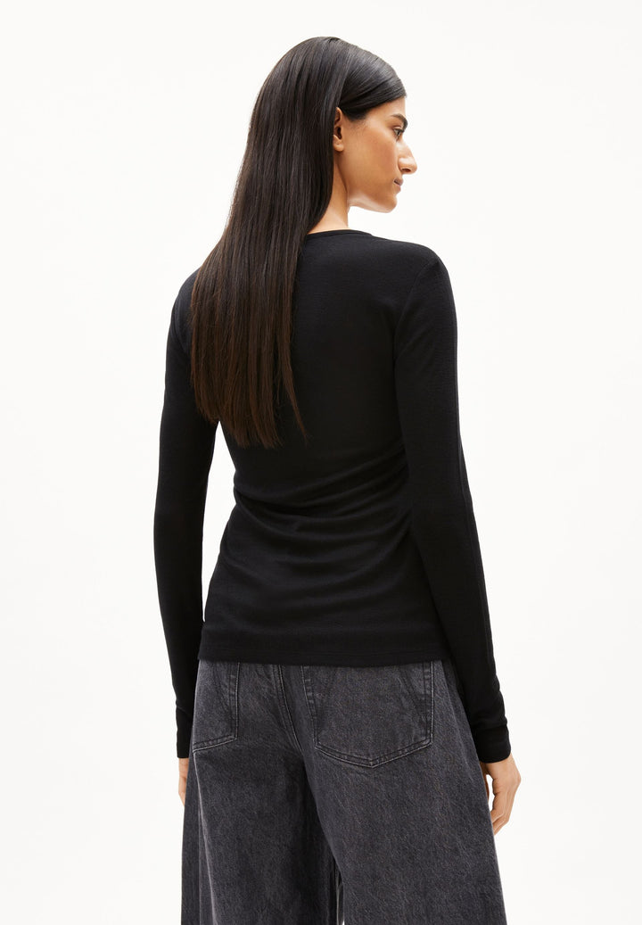Longsleeve MAIAA Wool Blend Black von Armedangels am Model getragen
