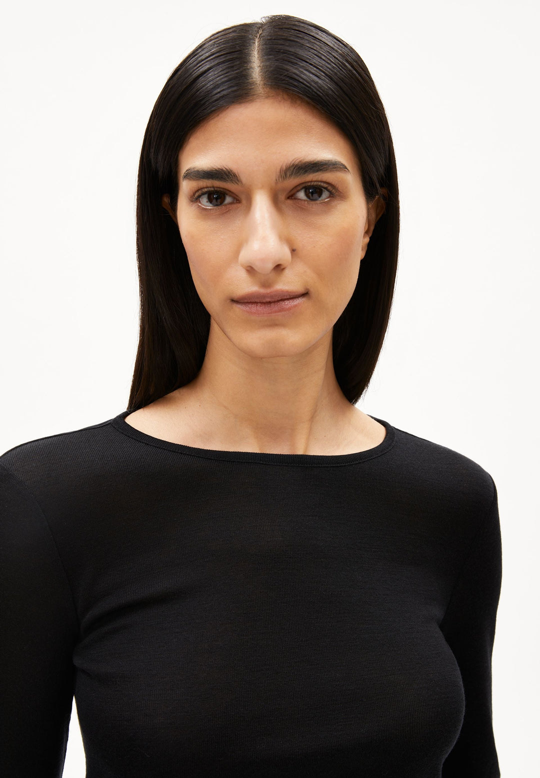 Longsleeve MAIAA Wool Blend Black von Armedangels am Model, weitere Perspektive