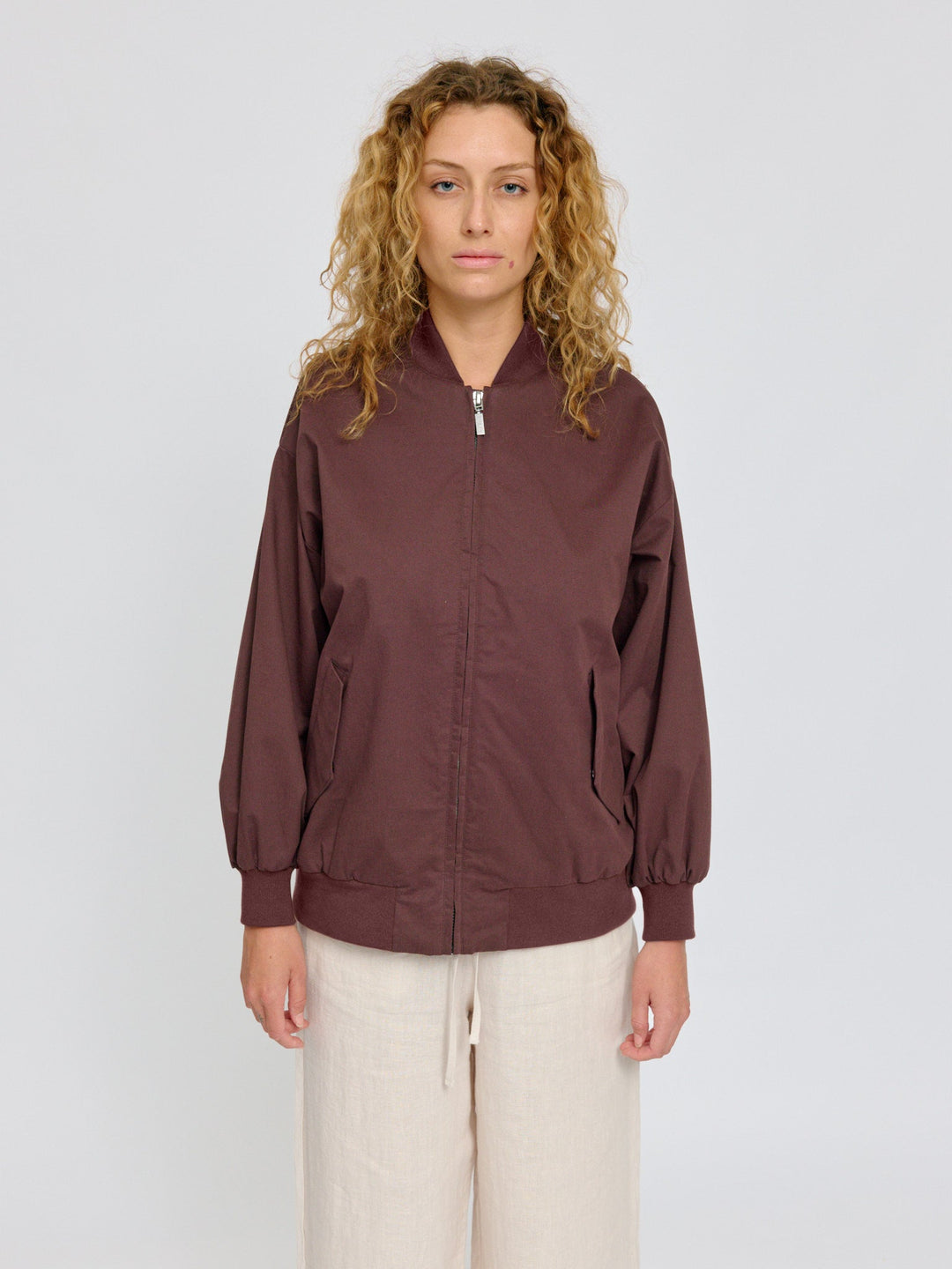 Loose Fit Cotton Bomber Dark Chocolate von Mazine am Model