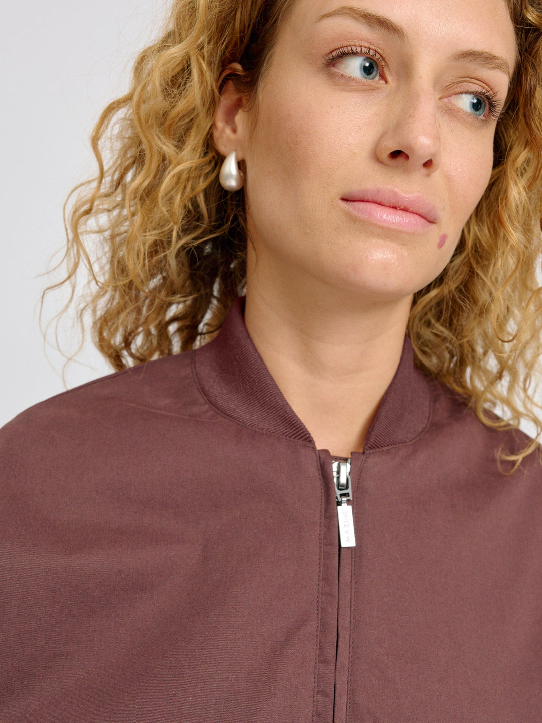 Loose Fit Cotton Bomber Dark Chocolate von Mazine Detail Kragen