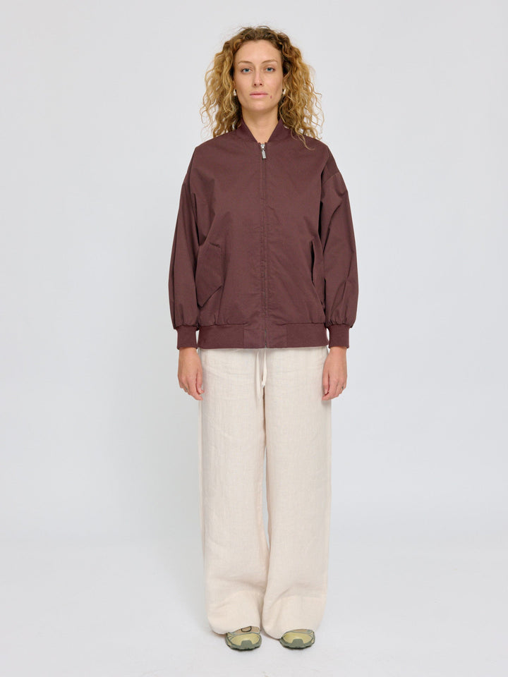 Loose Fit Cotton Bomber Dark Chocolate von Mazine ganze Figur