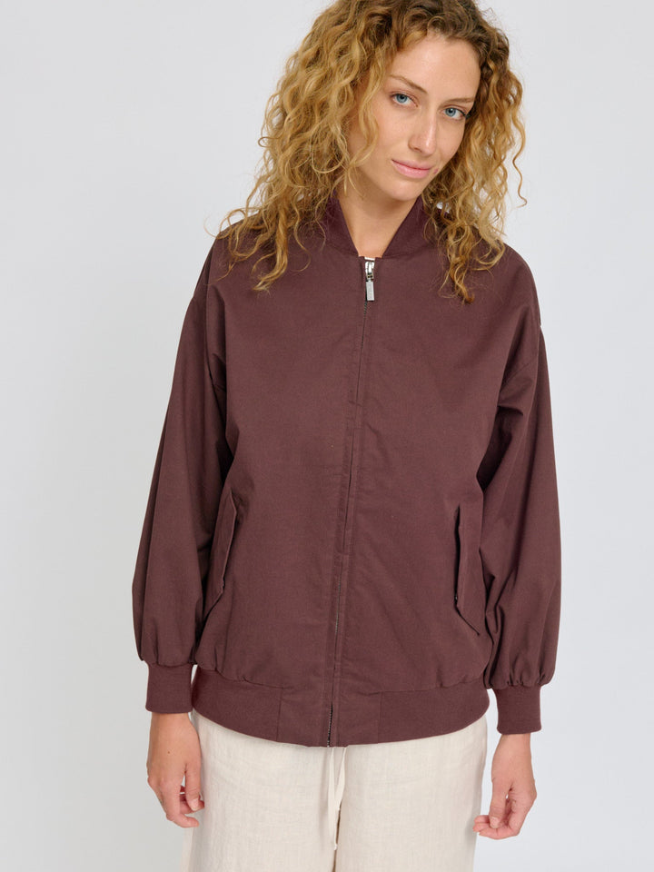 Loose Fit Cotton Bomber Dark Chocolate von Mazine seitlich am Model