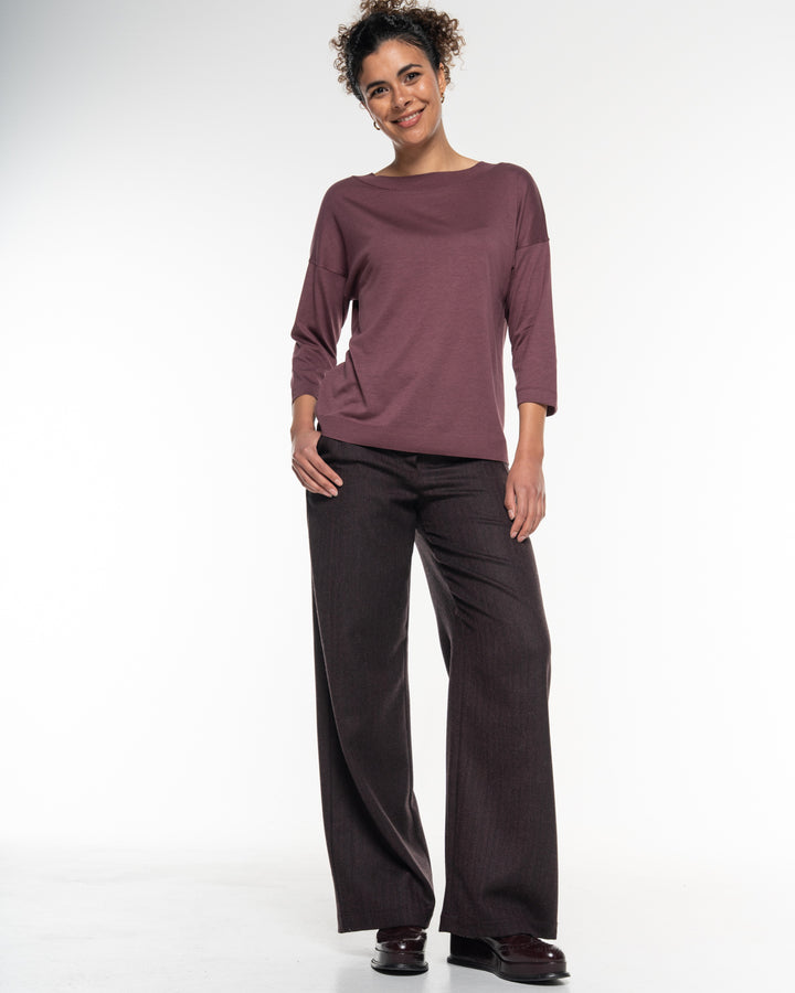 Luxury Shirt Aubergine von Alma & Lovis am Model