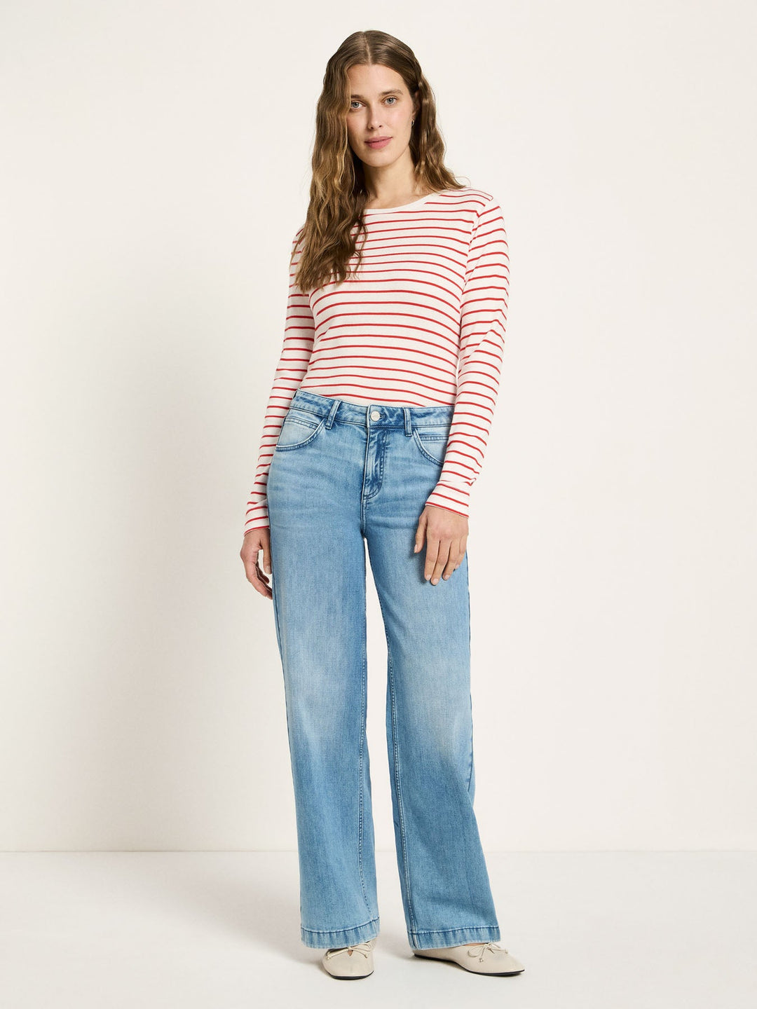 Marlenejeans Mid Waist GOTS Light Blue Denim von Lanius am Model