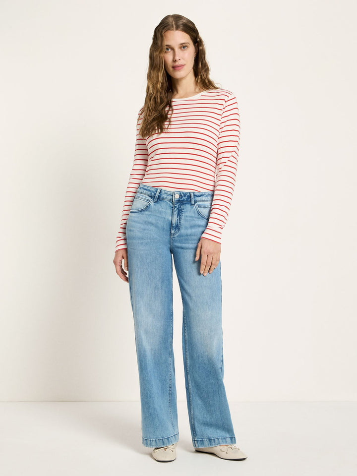Marlenejeans Mid Waist GOTS Light Blue Denim von Lanius am Model