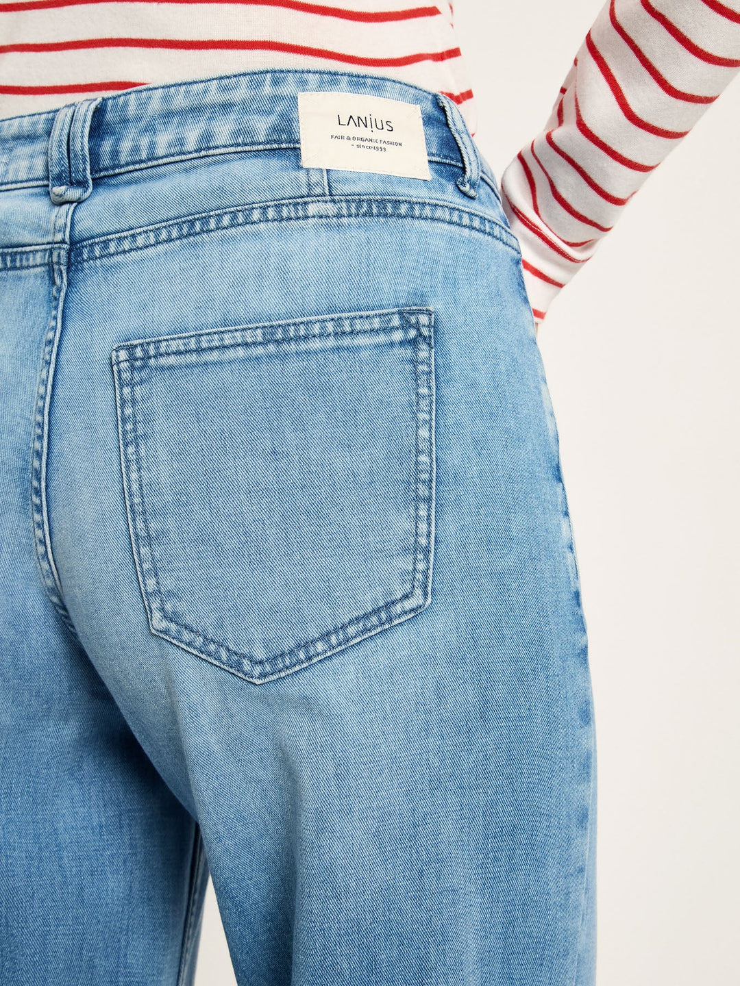 Marlenejeans Mid Waist GOTS Light Blue Denim von Lanius Detail Gesässtasche