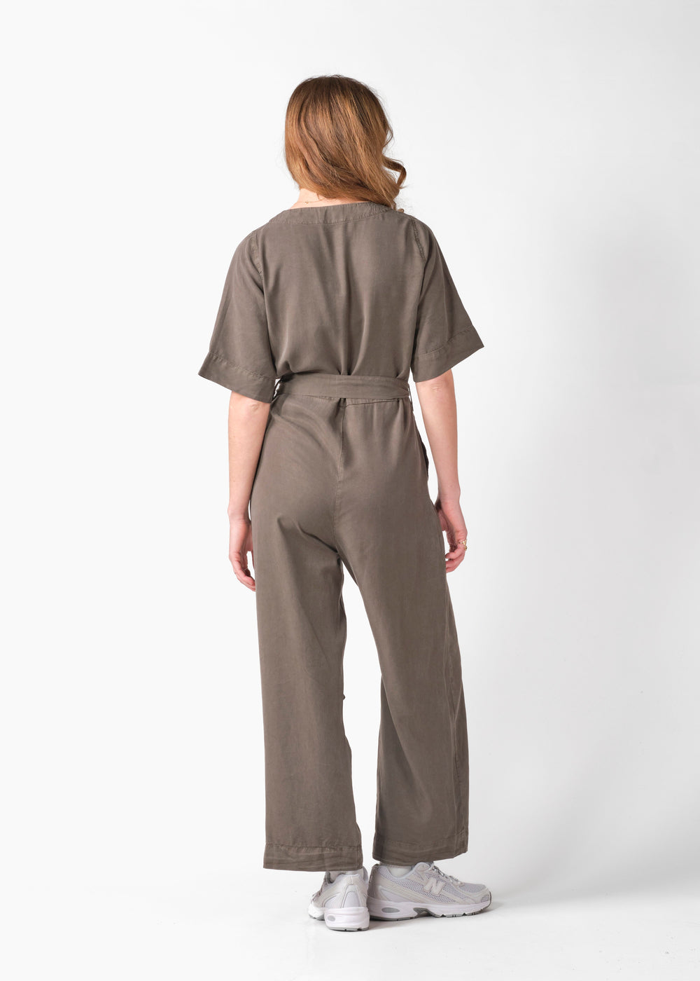 Marna Jumpsuit Taupe von Klitmøller, weites Bein und Bindegürtel
