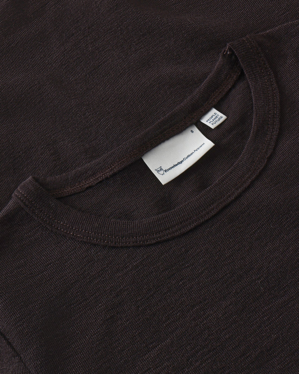 Merino Rib Long Sleeve T-Shirt Chocolate Torte von KnowledgeCotton Apparel, Detail Ausschnitt