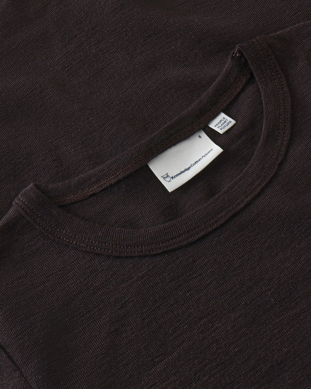 Merino Rib Long Sleeve T-Shirt Chocolate Torte von KnowledgeCotton Apparel, Detail Ausschnitt