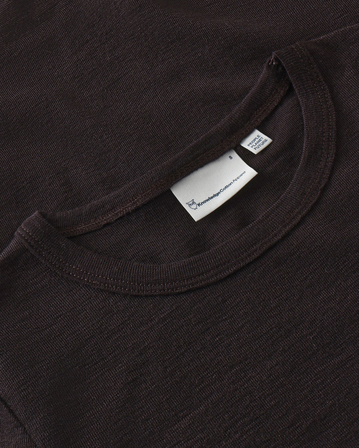 Merino Rib Long Sleeve T-Shirt Chocolate Torte von KnowledgeCotton Apparel, Detail Ausschnitt
