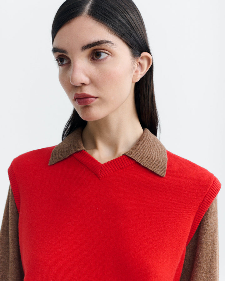 Merinopullover Khalida Brown Red Thinking MU, Nahaufnahme Hemdkragen am Model