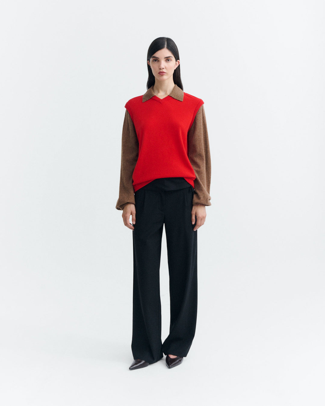 Merinopullover Khalida Brown Red Thinking MU, Ganzkörperansicht mit dunkler Hose