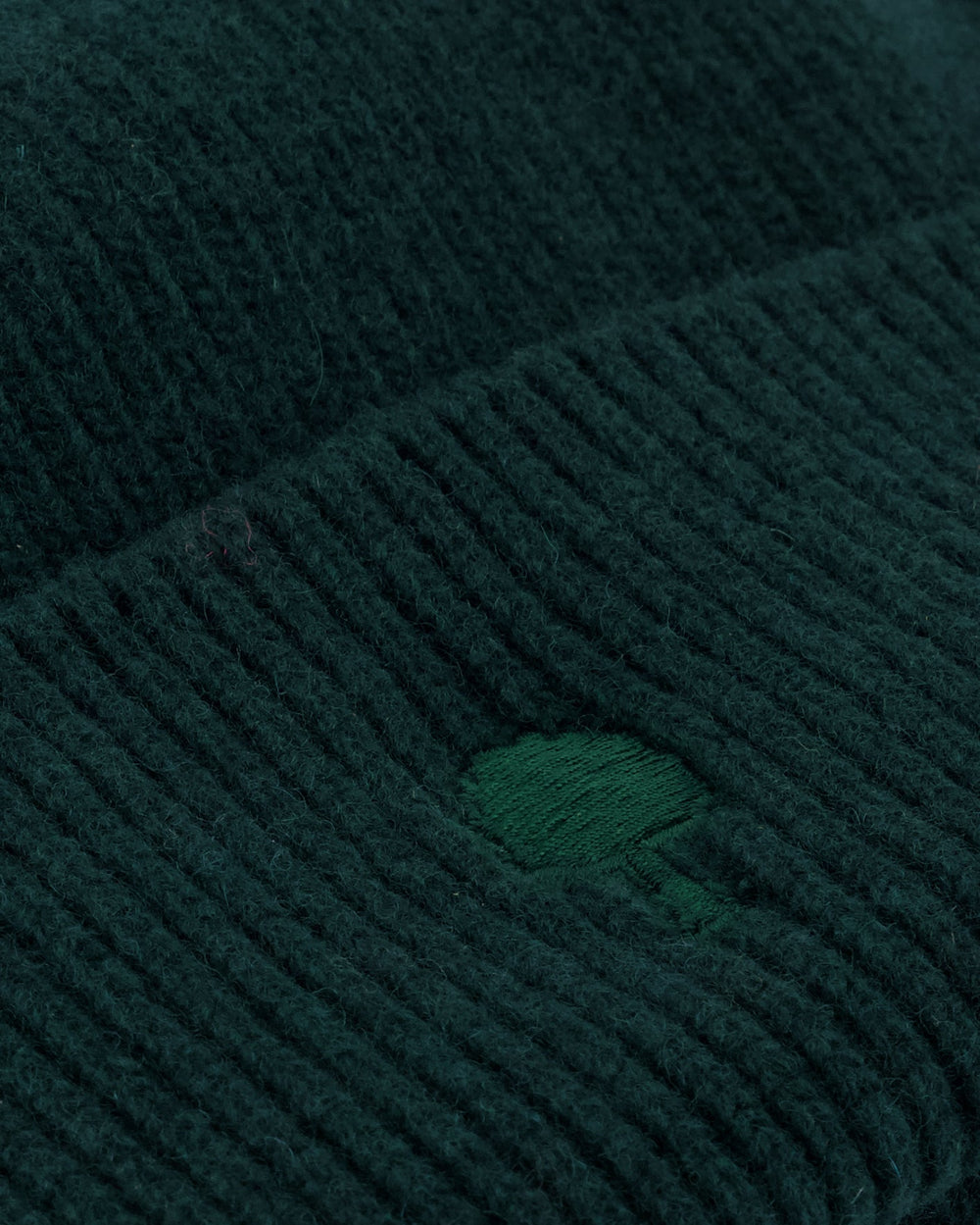 Mütze Beanie Dunkelgrün von Faguo Detail Baum-Logo